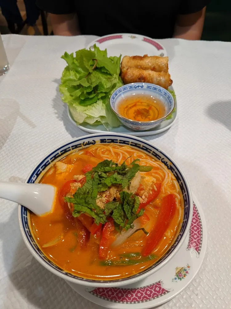 Soupe Thaï Piquante Au Poulet Et Nems Au Porc